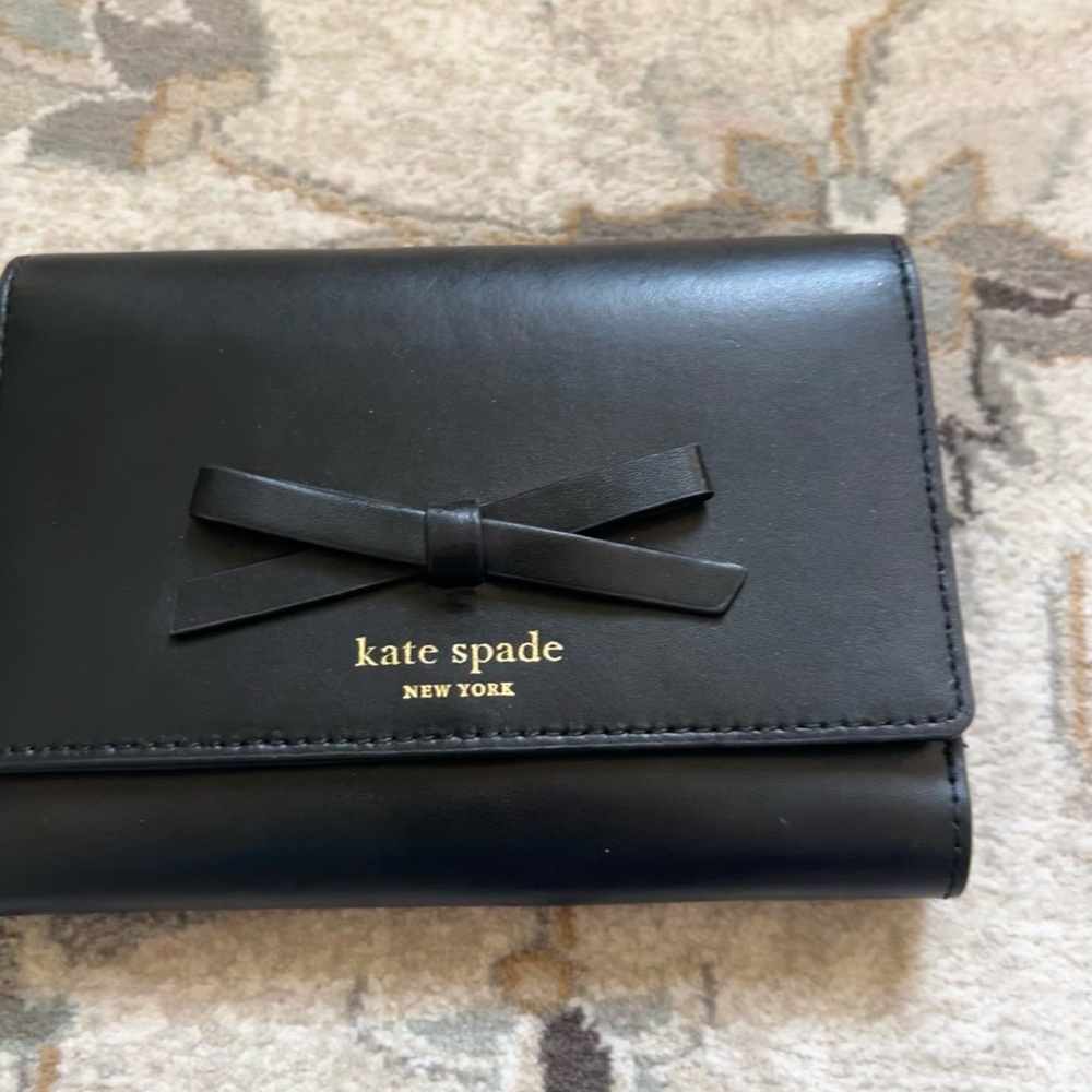 KATE SPADE WALLET IN BLACK WITH BOW DETAIL